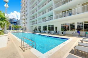 Lux 1B condo with XL Balcony, Pool, Gym & Games